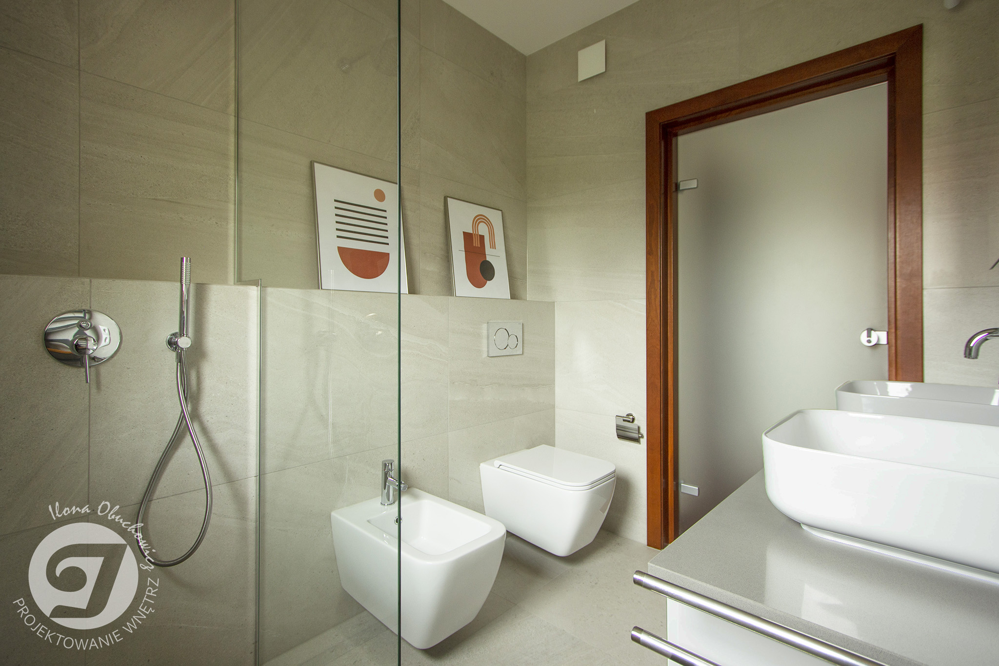 nowoczesna łazienka z prysznicem walk-in, bidet i WC podwieszane, dwie umywalki na wiszącej szafce łazienkowej, baterie podtynkowe, szklane drzwi łazienkowe w drewnianej futrynie